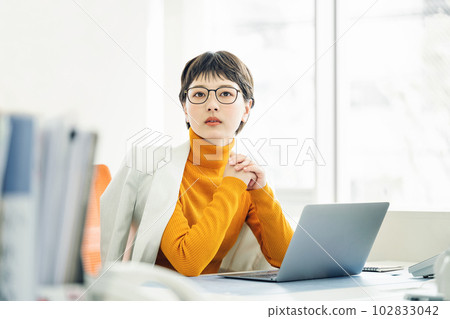 時尚職業女性 102833042