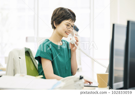 在辦公室接電話的職業女性 102833059
