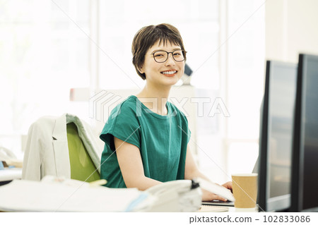 Career woman working in the office Career woman working in the office 102833086