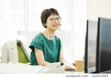 Career woman working in the office Career woman working in the office 102833087