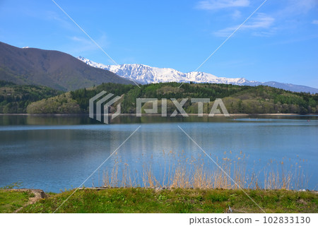 《長野縣》春天 大町市 新綠的青木湖 殘雪的白馬三山 《長野縣》春天 大町市 新綠的青木湖 殘雪的白馬三山 102833130