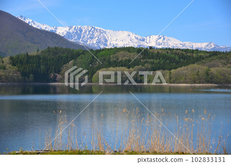 《長野縣》春天 大町市 新綠的青木湖 殘雪的白馬三山 102833131