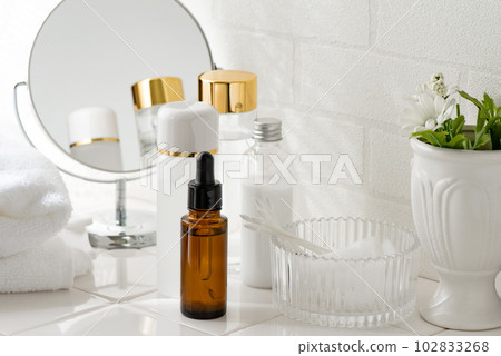 毛巾、棉花、棉籤、護膚化妝品的美肌形象 毛巾、棉花、棉籤、護膚化妝品的美肌形象 102833268