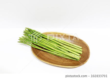 新鮮採摘的蘆筍 102833701