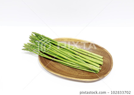 新鮮採摘的蘆筍 102833702