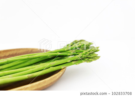 Freshly picked asparagus 102833708