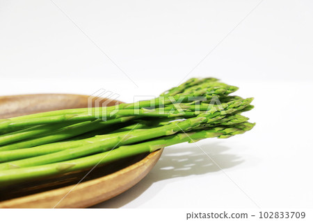 新鮮採摘的蘆筍 102833709