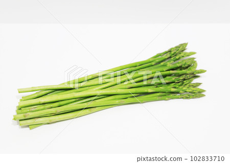 Freshly picked asparagus 102833710