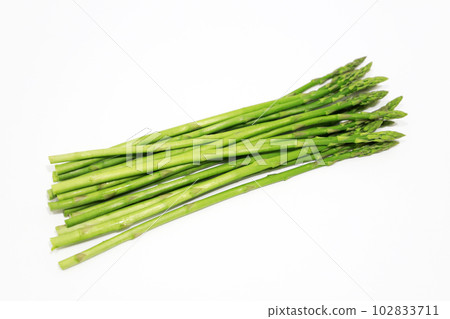 Freshly picked asparagus 102833711