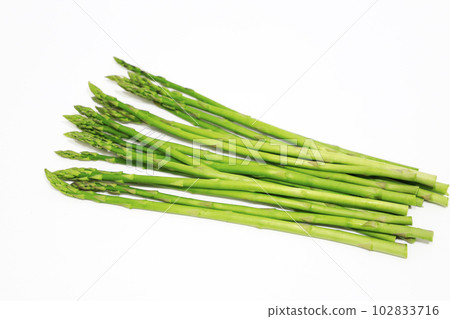新鮮採摘的蘆筍 102833716