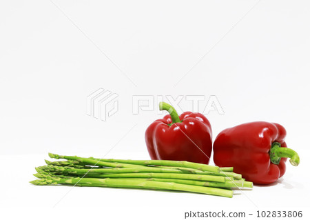 Freshly picked asparagus and red paprika 102833806