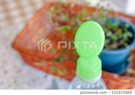 附在塑料瓶上的噴壺嘴 附在塑料瓶上的噴壺嘴 102833869