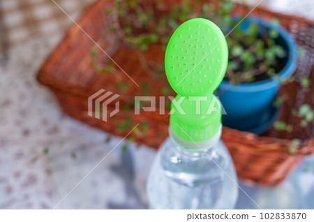 附在塑料瓶上的噴壺嘴 102833870