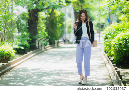 一個女人在戶外散步 一個女人在戶外散步 102833987