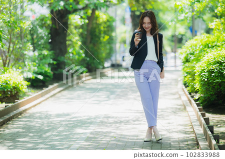 一個女人在戶外散步 一個女人在戶外散步 102833988