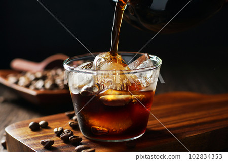 將冰咖啡倒入玻璃杯中 102834353