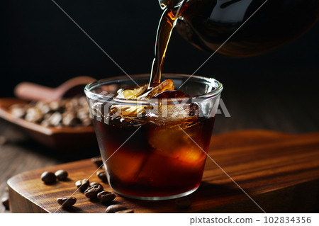 將冰咖啡倒入玻璃杯中 102834356