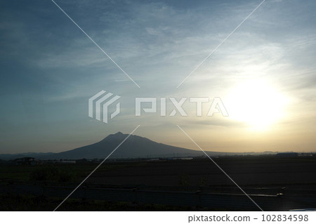 青森縣盤木山的夕陽 102834598