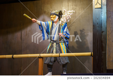 Kyogen (Kyoto Senbon Enmado's play "Hanatojin") 102834894
