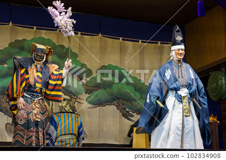 Kyogen (Kyoto Senbon Enmado's play "Hanatojin") 102834908