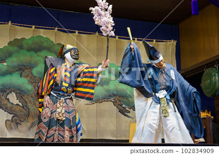 Kyogen (Kyoto Senbon Enmado's play "Hanatojin") 102834909
