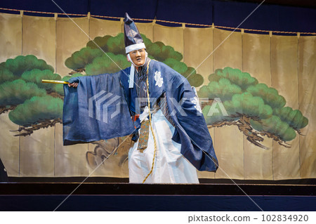Kyogen (Kyoto Senbon Enmado's play "Hanatojin") 102834920