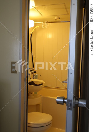 橙色燈照亮的公寓單元浴室的內部 橙色燈照亮的公寓單元浴室的內部 102835990