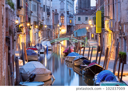 Traditional Venetian houses along the canal at sunrise. 102837009
