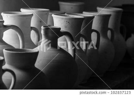 Clay pots and vases of different sizes 102837123