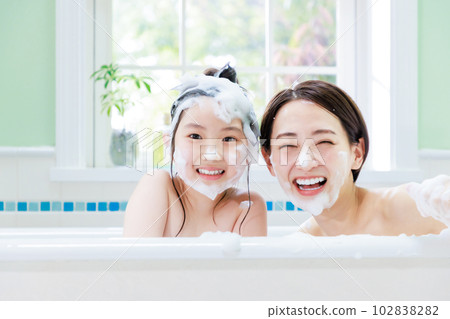 父母和孩子一起洗澡 父母和孩子一起洗澡 102838282