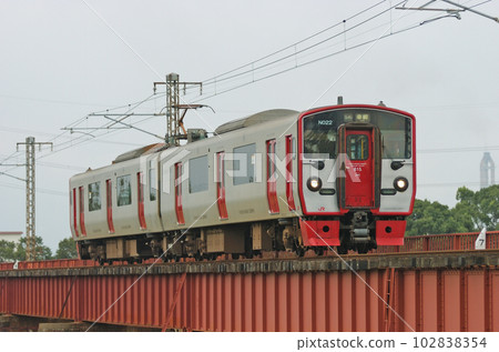 日豐本線高木～鶴崎 JR 九州 815 系 22 號編隊（大分） 102838354