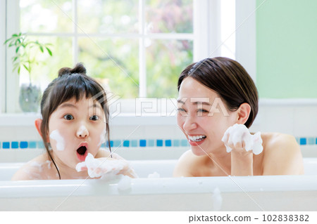 父母和孩子一起洗澡 父母和孩子一起洗澡 102838382