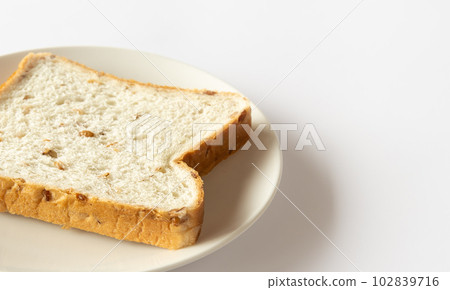 Bread with rye 6 slices of rye bread Bread with rye 6 slices of rye bread 102839716
