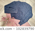 Coordination of vintage-style retro Aran knitted sweater and pink denim pants 102839790