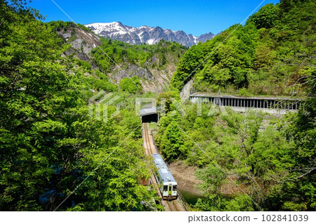只見線Kiha 110系列列車穿越春天的湯印澤大橋（福島縣只見町，5月初） 102841039