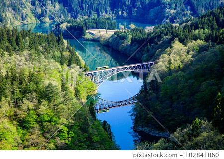 只見線 Kiha E120 列車穿過鮮綠的第一隻只見川大橋(福島縣三島町,4 月下旬清晨) 只見線 Kiha E120 列車穿過鮮綠的第一隻只見川大橋(福島縣三島町,4 月下旬清晨) 102841060
