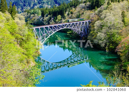只見線列車穿過鮮綠的第一隻只見河大橋(福島縣三島町,4月下旬上午) 只見線列車穿過鮮綠的第一隻只見河大橋(福島縣三島町,4月下旬上午) 102841068