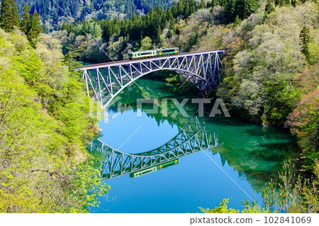 只見線列車穿過鮮綠的第一隻只見河大橋(福島縣三島町,4月下旬上午) 只見線列車穿過鮮綠的第一隻只見河大橋(福島縣三島町,4月下旬上午) 102841069