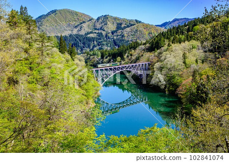 只見線列車穿過鮮綠的第一隻只見河大橋（福島縣三島町，4月下旬上午） 102841074
