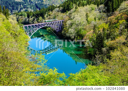 只見線列車穿過鮮綠的第一隻只見河大橋(福島縣三島町,4月下旬上午) 只見線列車穿過鮮綠的第一隻只見河大橋(福島縣三島町,4月下旬上午) 102841080