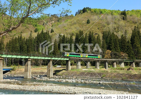 只見線木葉 E120 列車在春天穿過鹿津川大橋(福島縣只見町,5 月清晨) 只見線木葉 E120 列車在春天穿過鹿津川大橋(福島縣只見町,5 月清晨) 102841127