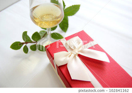 Photographing the joy of giving gifts on anniversaries with the concept of a gift box Photographing the joy of giving gifts on anniversaries with the concept of a gift box 102841162