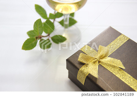 Photographing the joy of giving gifts on anniversaries with the concept of a gift box 102841189