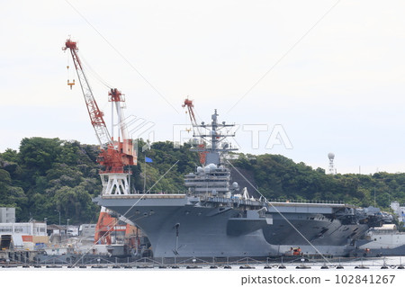 在碼頭進行維修的航空母艦 在碼頭進行維修的航空母艦 102841267