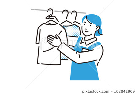 掛衣服的客房服務人員 102841909