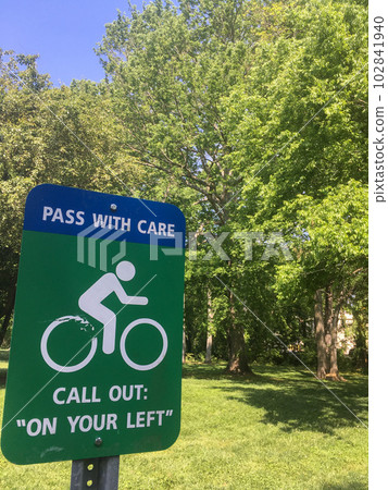 美國公園的新綠地和自行車道標誌 美國公園的新綠地和自行車道標誌 102841940