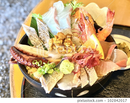 Luxurious seafood rice bowl with luxurious seafood Luxurious seafood rice bowl with luxurious seafood 102842017