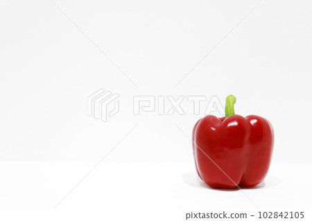 白色背景中明亮的紅辣椒粉 白色背景中明亮的紅辣椒粉 102842105