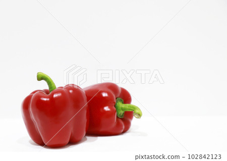 白色背景中明亮的紅辣椒粉 白色背景中明亮的紅辣椒粉 102842123
