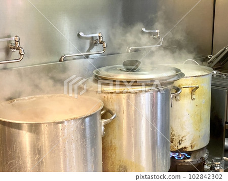 拉麵店廚房裡的鍋 拉麵店廚房裡的鍋 102842302